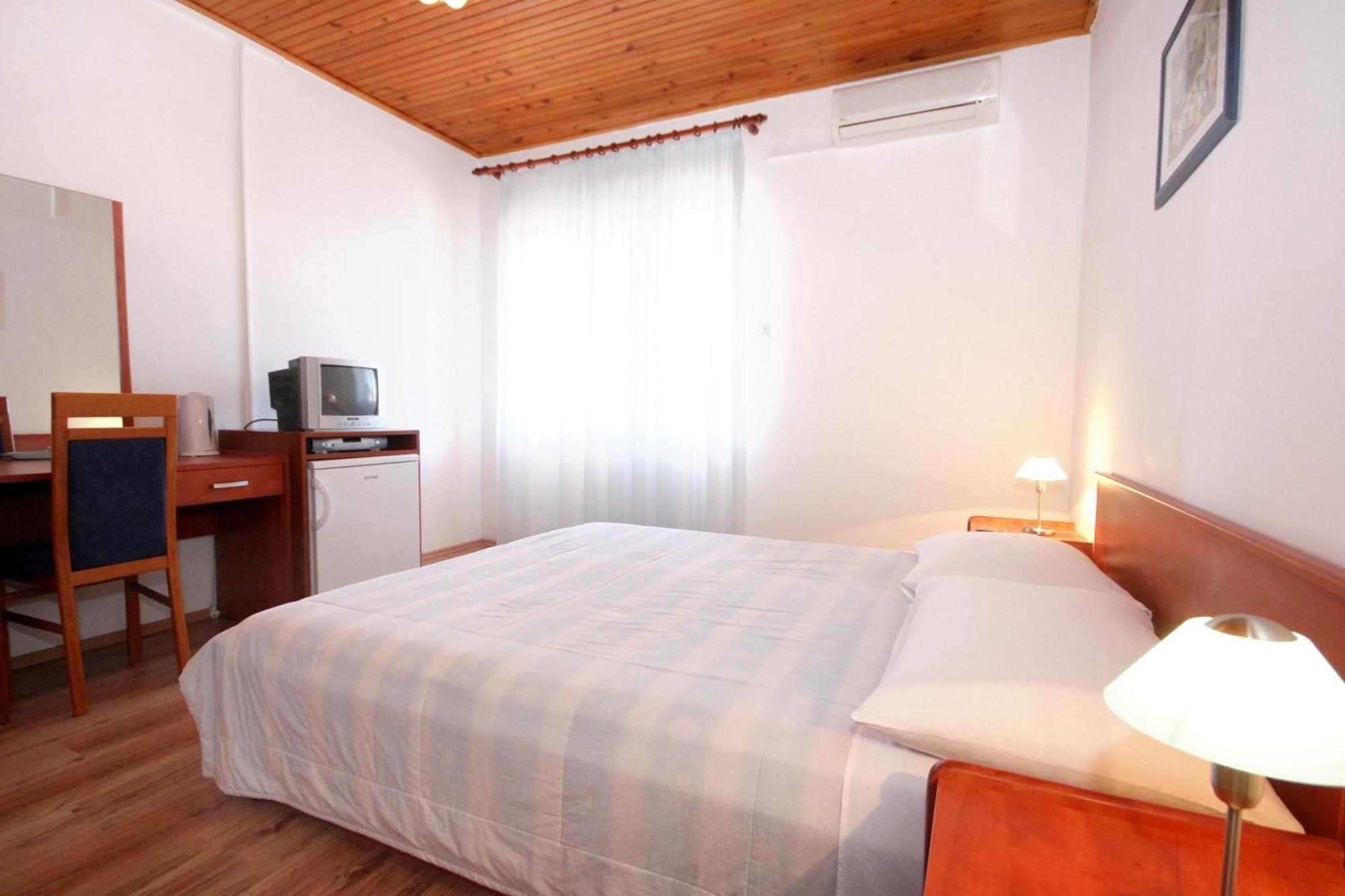 Apartments And Rooms By The Sea Mandre, Pag - 3557 コラン 部屋 写真